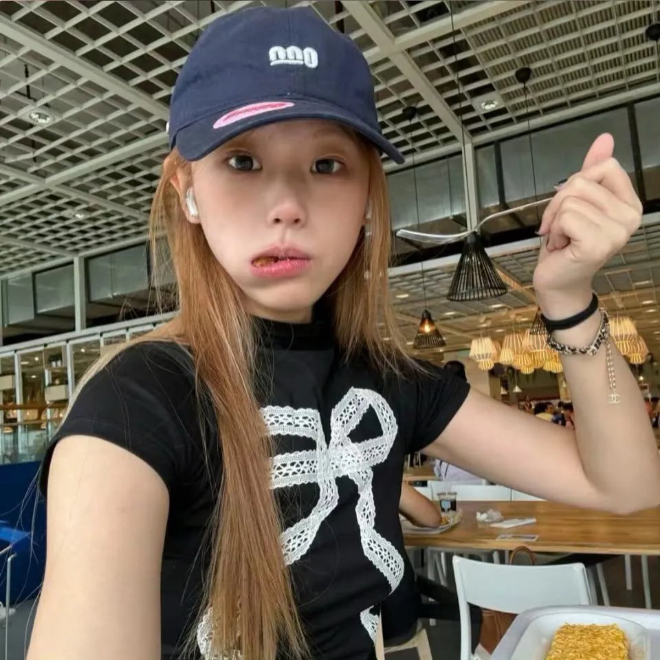 灰天鹅绒上的四只苍蝇